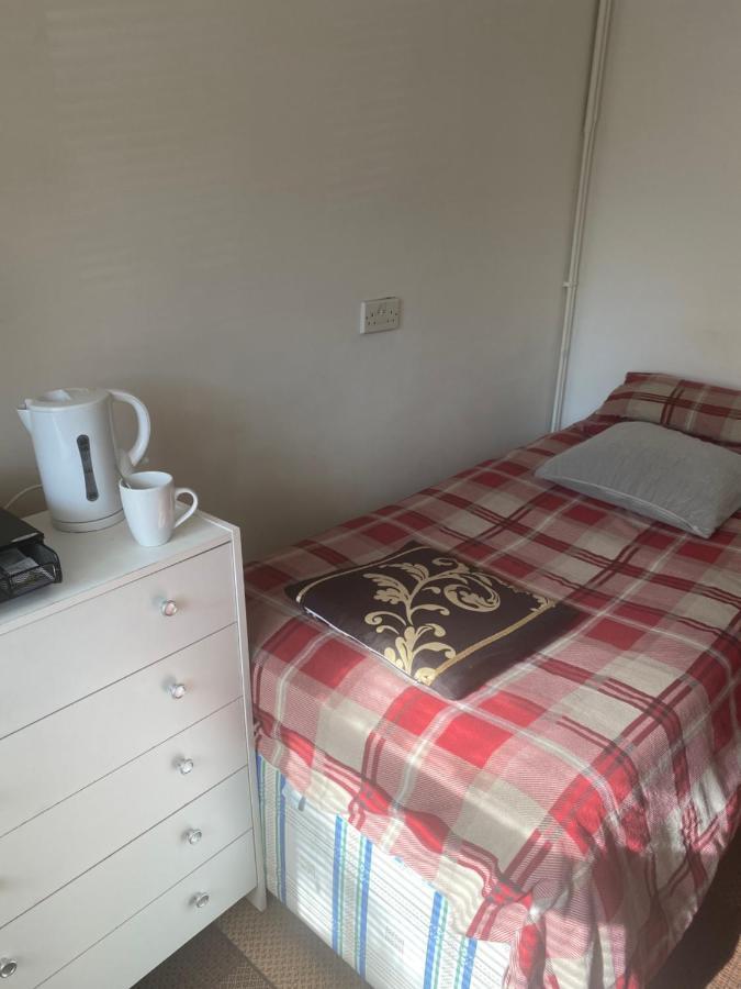 Travelling Stop Apartment Swindon Bagian luar foto