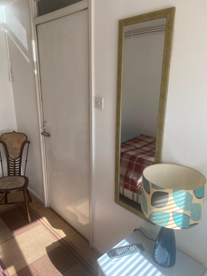 Travelling Stop Apartment Swindon Bagian luar foto