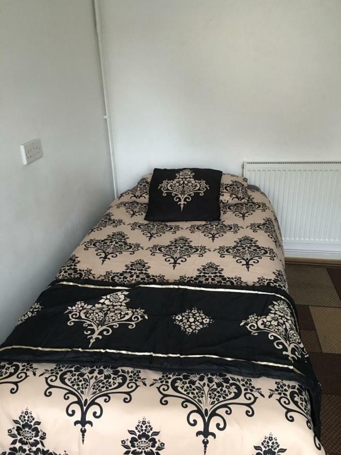 Travelling Stop Apartment Swindon Bagian luar foto
