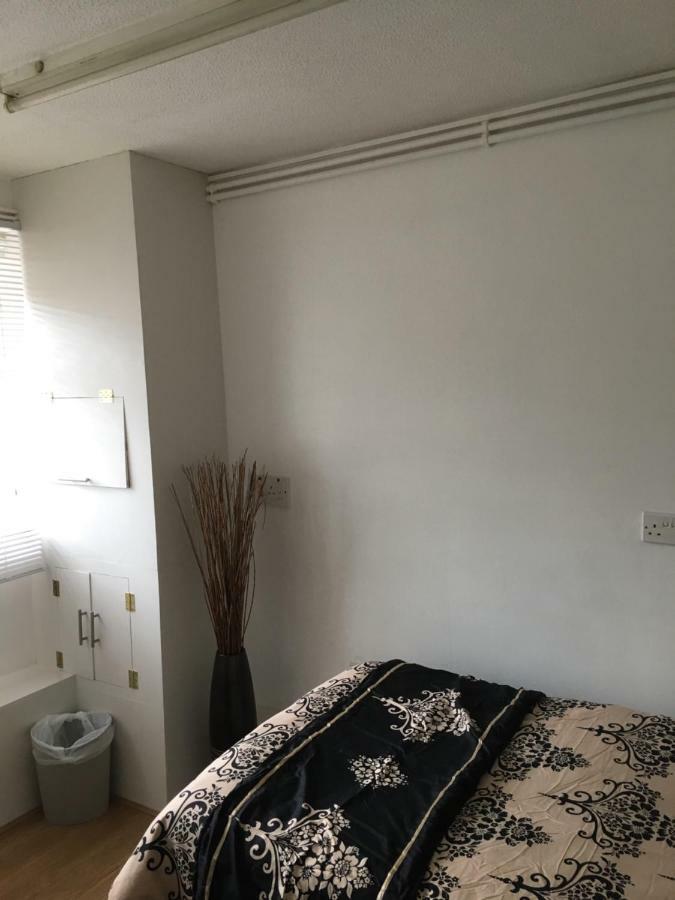 Travelling Stop Apartment Swindon Bagian luar foto