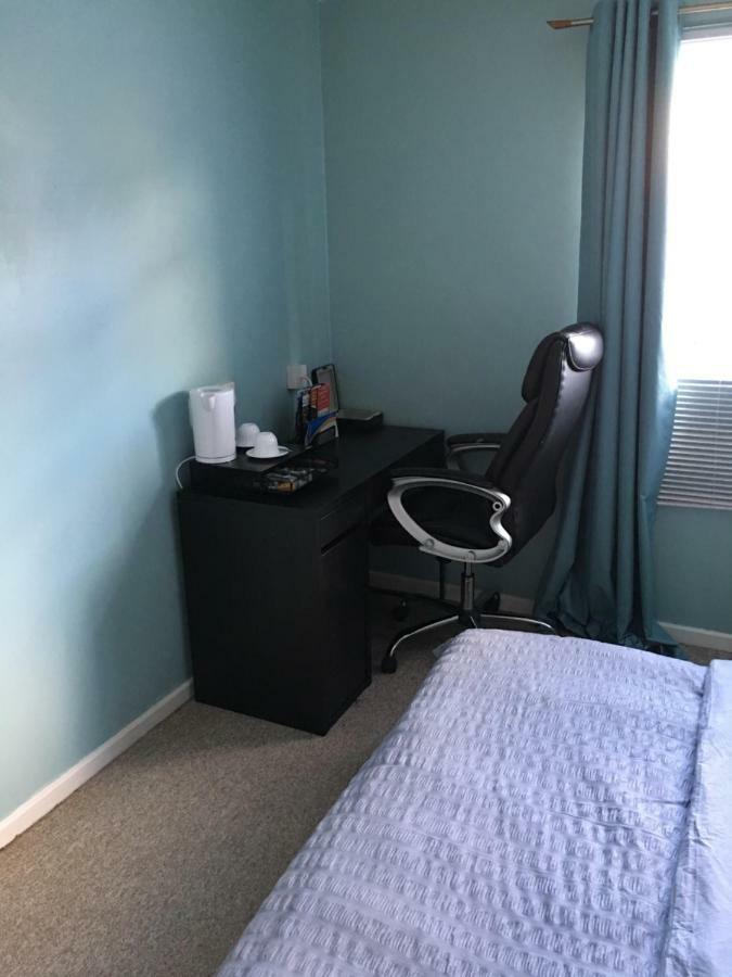Travelling Stop Apartment Swindon Bagian luar foto