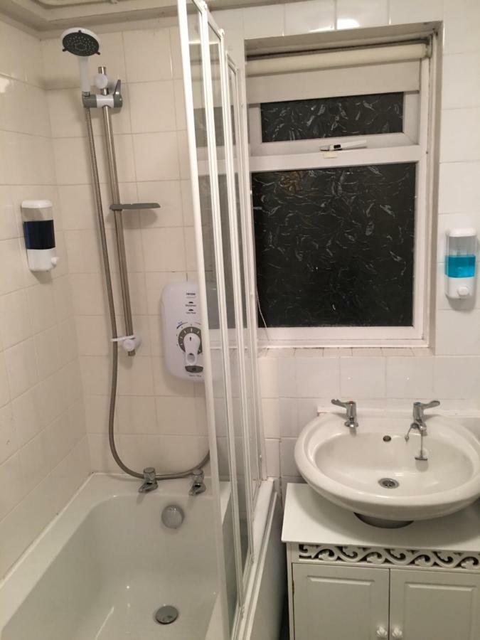 Travelling Stop Apartment Swindon Bagian luar foto