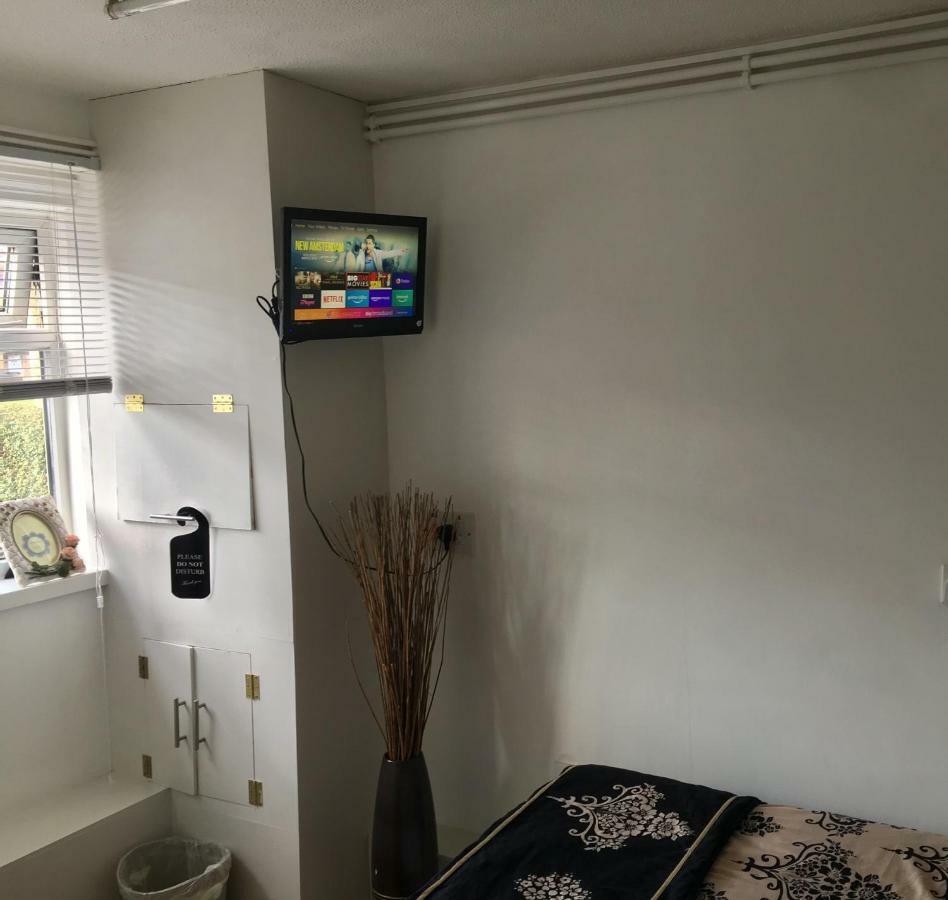 Travelling Stop Apartment Swindon Bagian luar foto