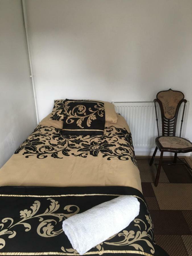 Travelling Stop Apartment Swindon Bagian luar foto
