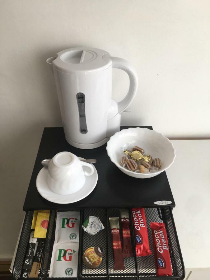 Travelling Stop Apartment Swindon Bagian luar foto