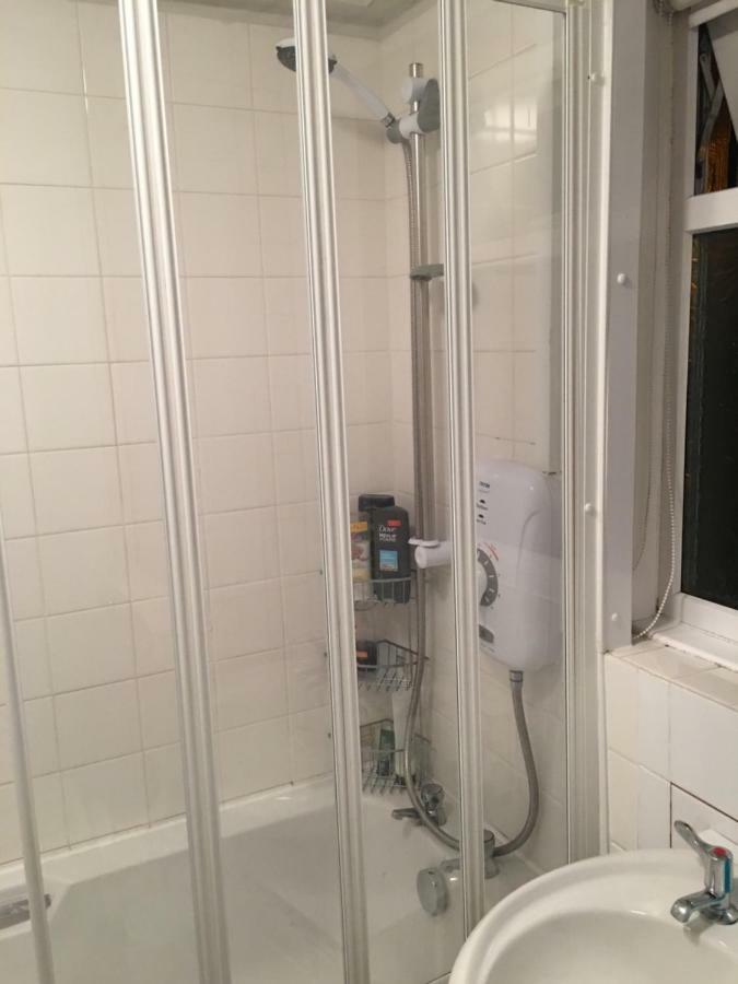 Travelling Stop Apartment Swindon Bagian luar foto