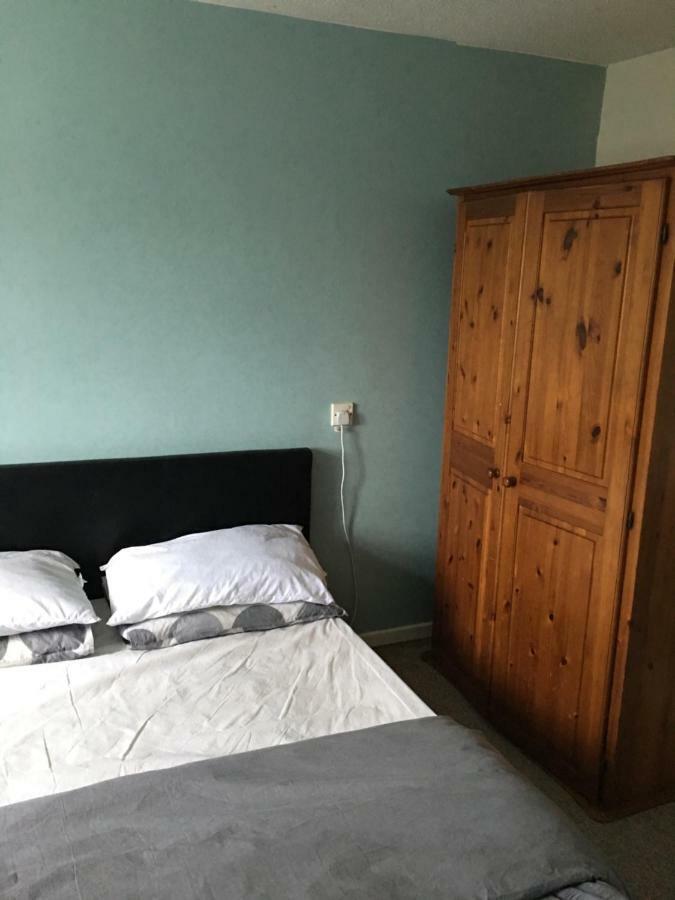 Travelling Stop Apartment Swindon Bagian luar foto