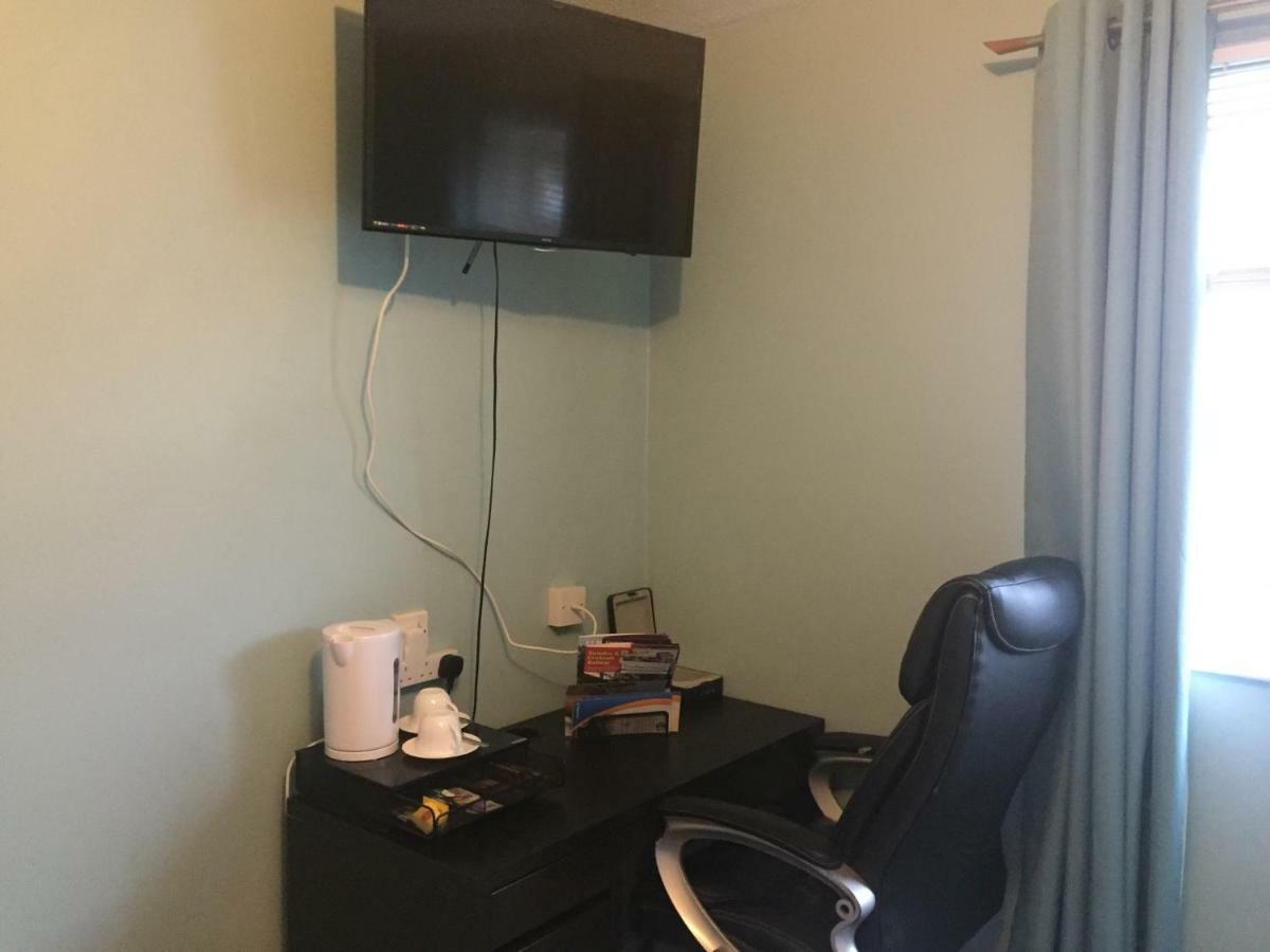Travelling Stop Apartment Swindon Bagian luar foto
