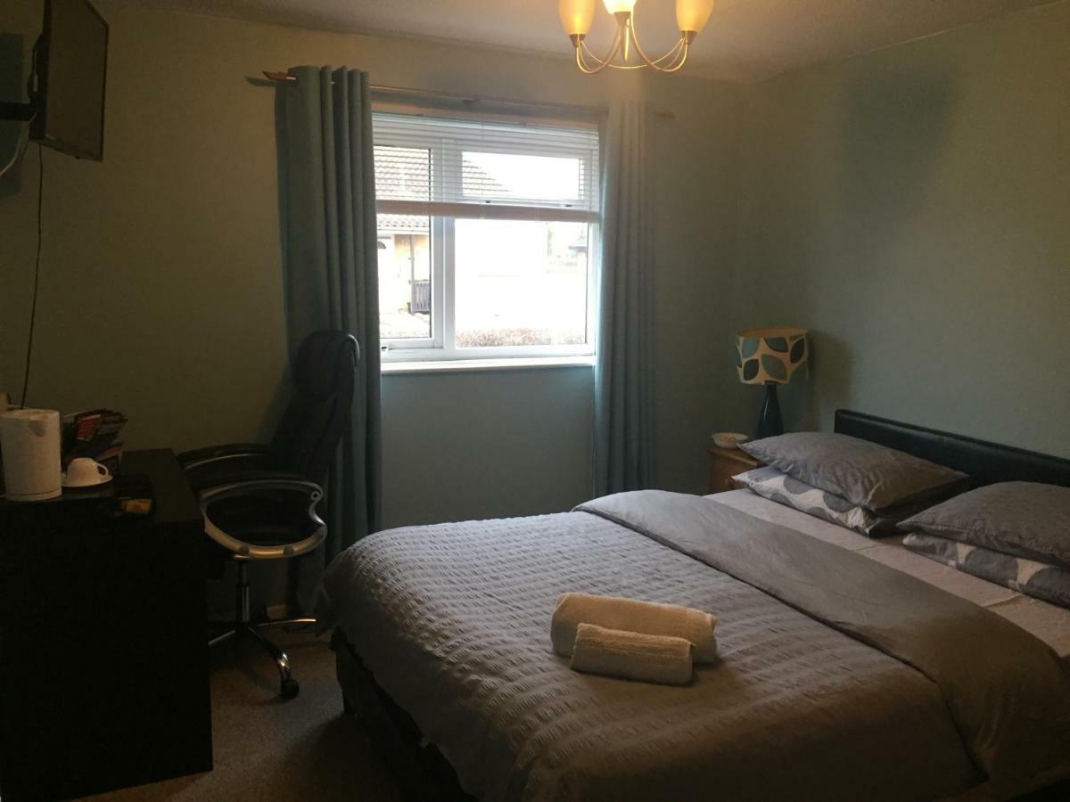 Travelling Stop Apartment Swindon Bagian luar foto