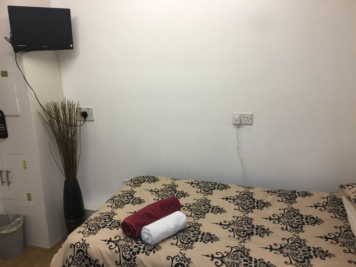 Travelling Stop Apartment Swindon Bagian luar foto