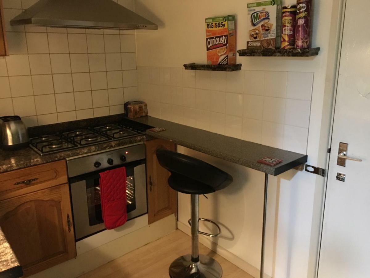 Travelling Stop Apartment Swindon Bagian luar foto
