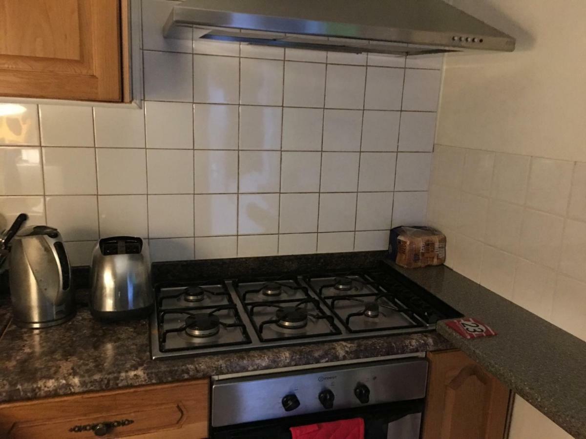 Travelling Stop Apartment Swindon Bagian luar foto