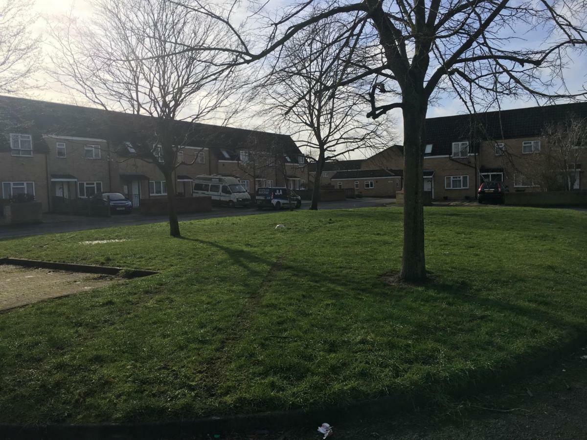 Travelling Stop Apartment Swindon Bagian luar foto