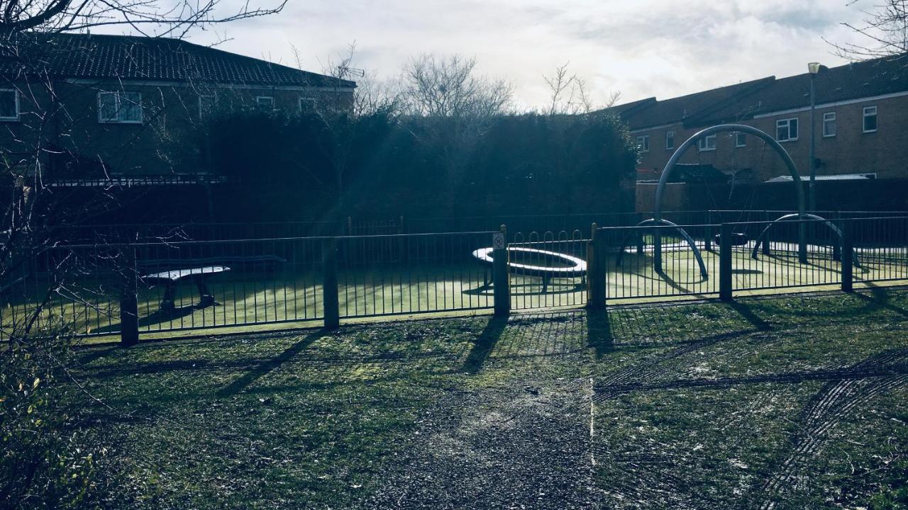Travelling Stop Apartment Swindon Bagian luar foto
